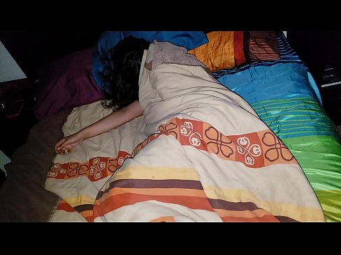❤️ सौतेनी आमा सुतेको बेला आफ्नी जवान सौतेनी आमालाई पिट्दै। सेक्स ❌❤